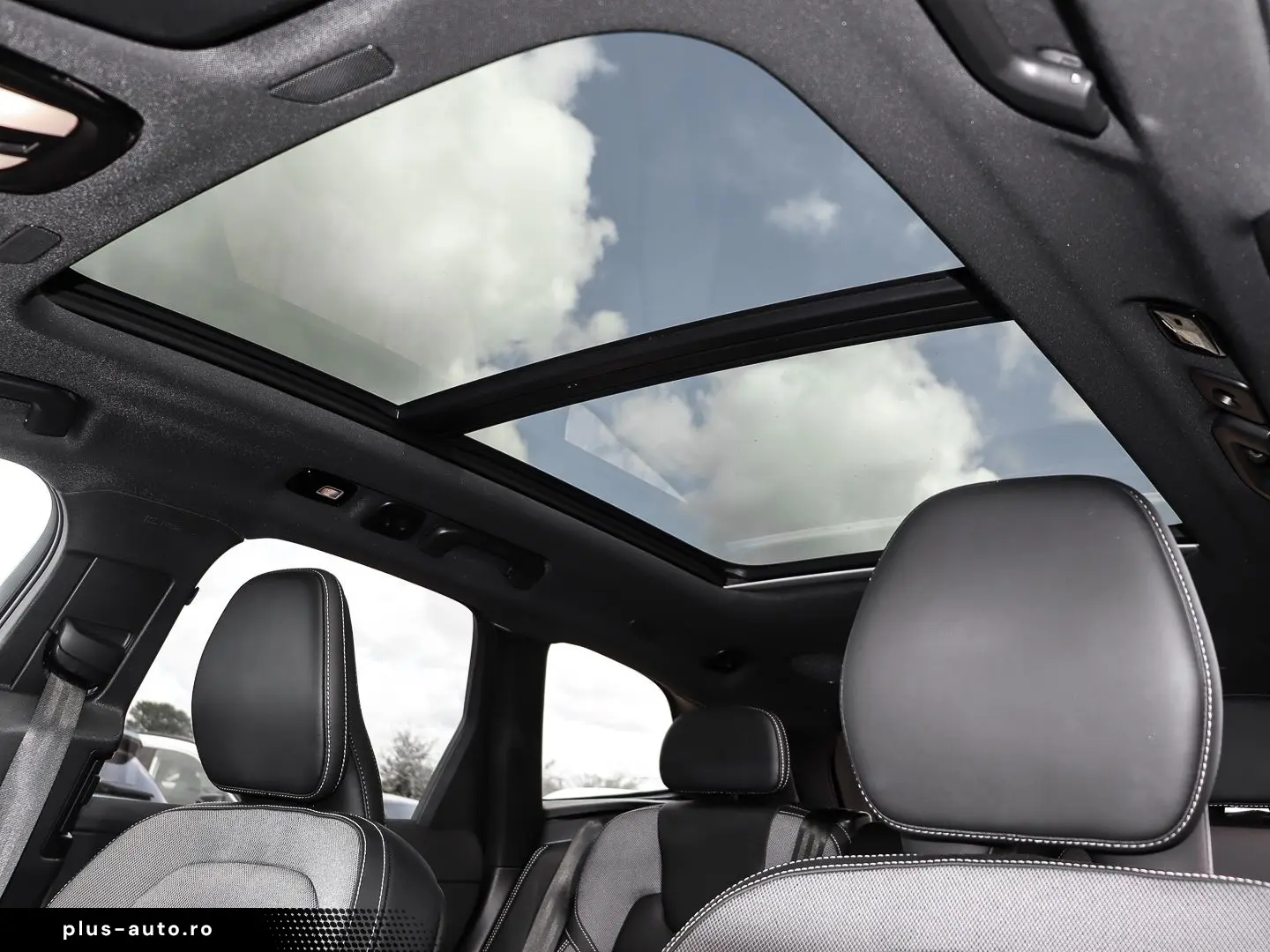 VOLVO XC60 R Design Plus Dark Recharge Plug-In Hybrid