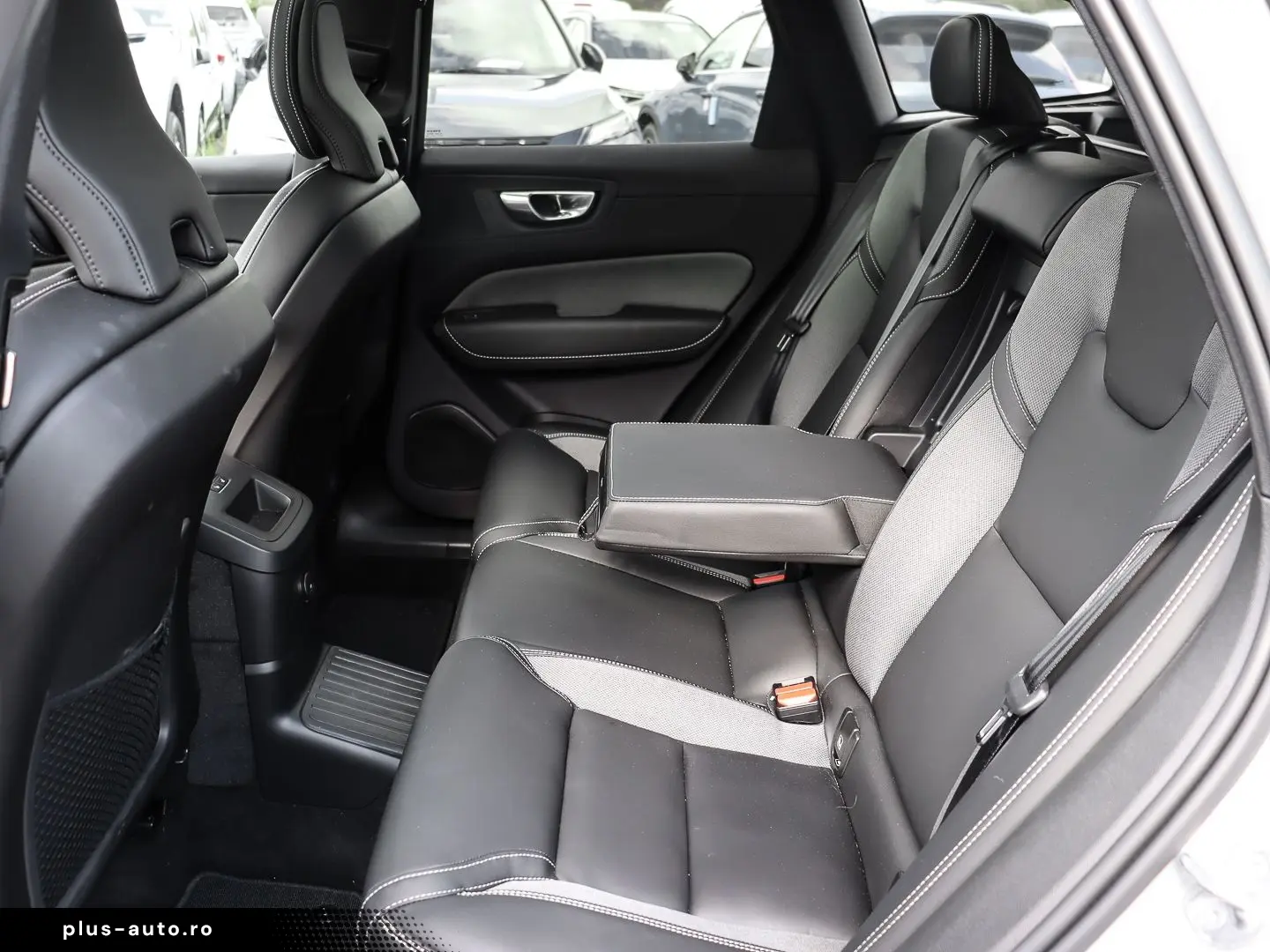 VOLVO XC60 R Design Plus Dark Recharge Plug-In Hybrid