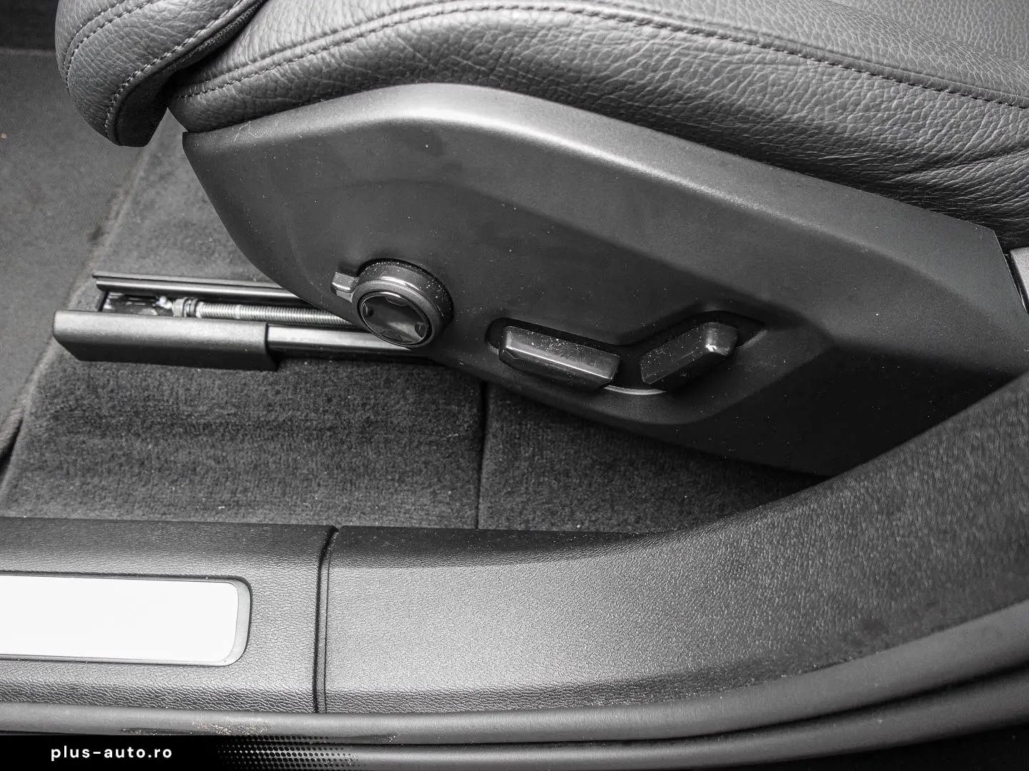 VOLVO XC60 Plus Dark Recharge Plug-In Hybrid AWD T6 Tw