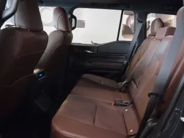 Toyota Land Cruiser VX HIBRID - 7 LOCURI