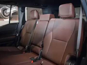 Toyota Land Cruiser VX HIBRID - 7 LOCURI