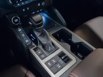 Toyota Land Cruiser VX HIBRID - 7 LOCURI