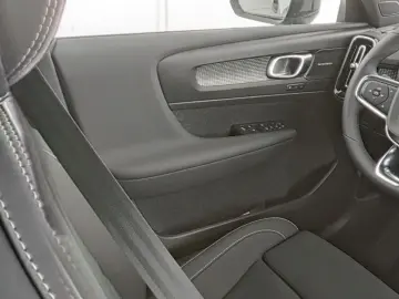 VOLVO XC40 Plus Black Edition 2WD Digitales Cockpit Me