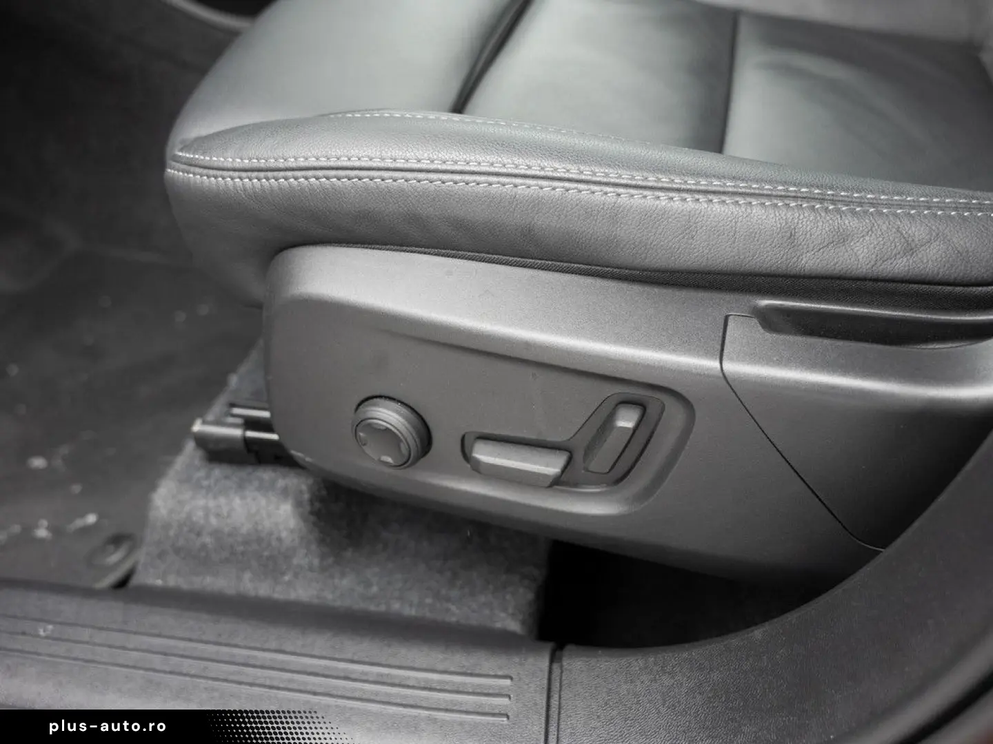 VOLVO XC40 B3 Plus Dark NAVI H K FACEL. LED 360  PANO