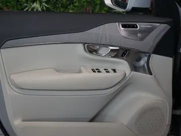 VOLVO XC90 T8 RECHARGE PANO 360 AIR 60.826€ NETTO