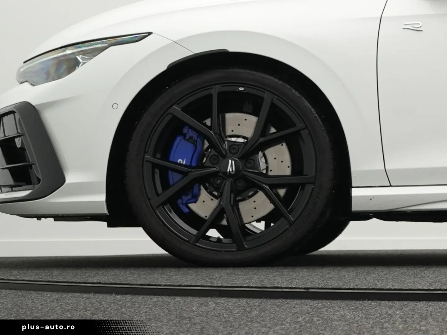 VW Golf VIII R 2.0 TSI 4Motion  IQ.LIGHT ACC 8-fach