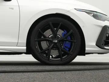 VW Golf VIII R 2.0 TSI 4Motion  IQ.LIGHT ACC 8-fach