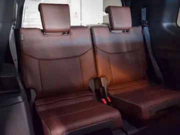 Toyota Land Cruiser VX HIBRID - 7 LOCURI