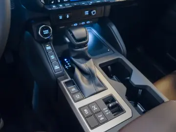 Toyota Land Cruiser VX HIBRID - 7 LOCURI