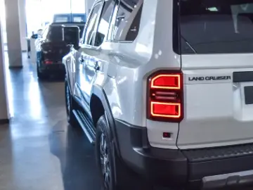 Toyota Land Cruiser VX HIBRID - 7 LOCURI