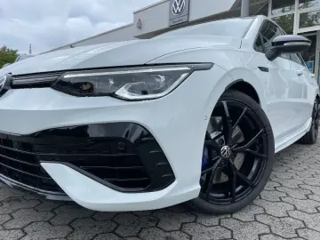 VW Golf VIII R 2.0 TSI DSG MATRIX-LED NAVI PANO R-P