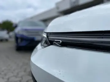 VW Golf VIII R 2.0 TSI DSG MATRIX-LED NAVI PANO R-P