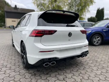 VW Golf VIII R 2.0 TSI DSG MATRIX-LED NAVI PANO R-P