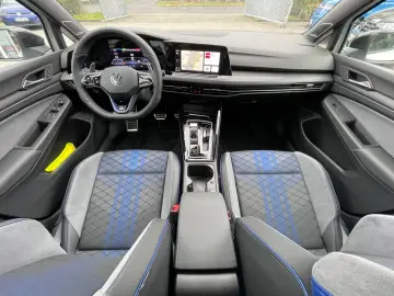 VW Golf VIII R 2.0 TSI DSG MATRIX-LED NAVI PANO R-P