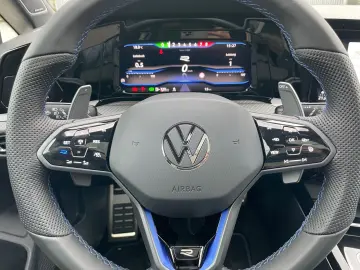 VW Golf VIII R 2.0 TSI DSG MATRIX-LED NAVI PANO R-P