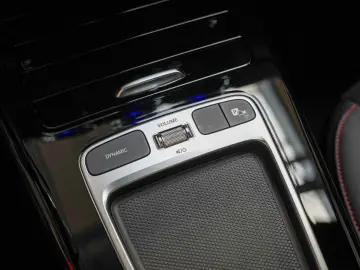 MERCEDES-BENZ CLA 220 4M AMG Line KEYLESS Kamera