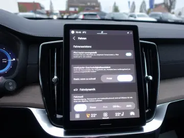 VOLVO XC90 Plus Dark T8 AWD Plug-inHybrid Pano H&K 360