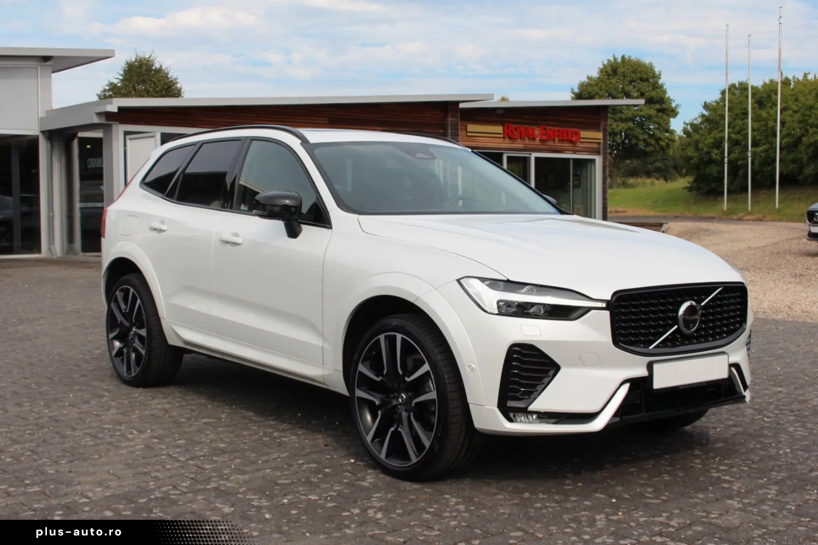 VOLVO XC60 B5 Petrol UltraDark Massage Bowers AirSusp Vent