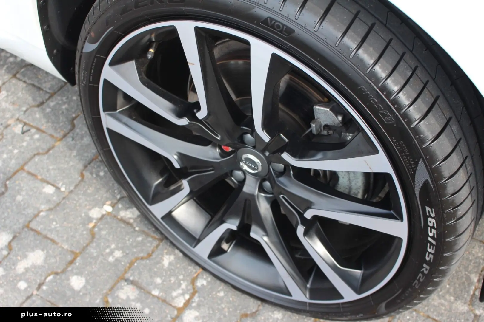 VOLVO XC60 B5 Petrol UltraDark Massage Bowers AirSusp Vent