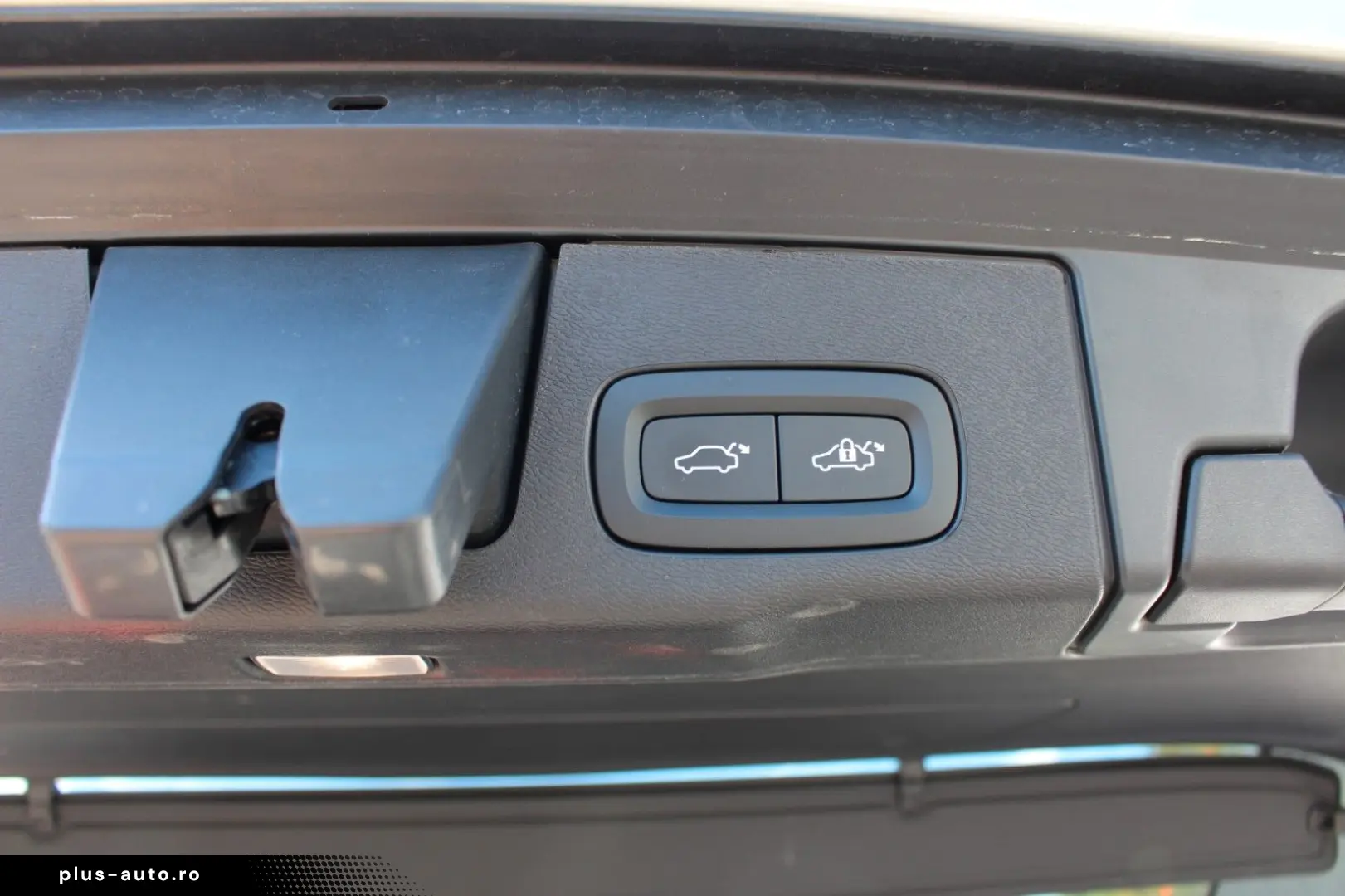 VOLVO XC60 B5 Petrol UltraDark Massage Bowers AirSusp Vent