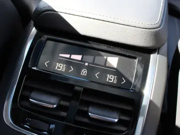 VOLVO XC60 B5 Petrol UltraDark Massage Bowers AirSusp Vent