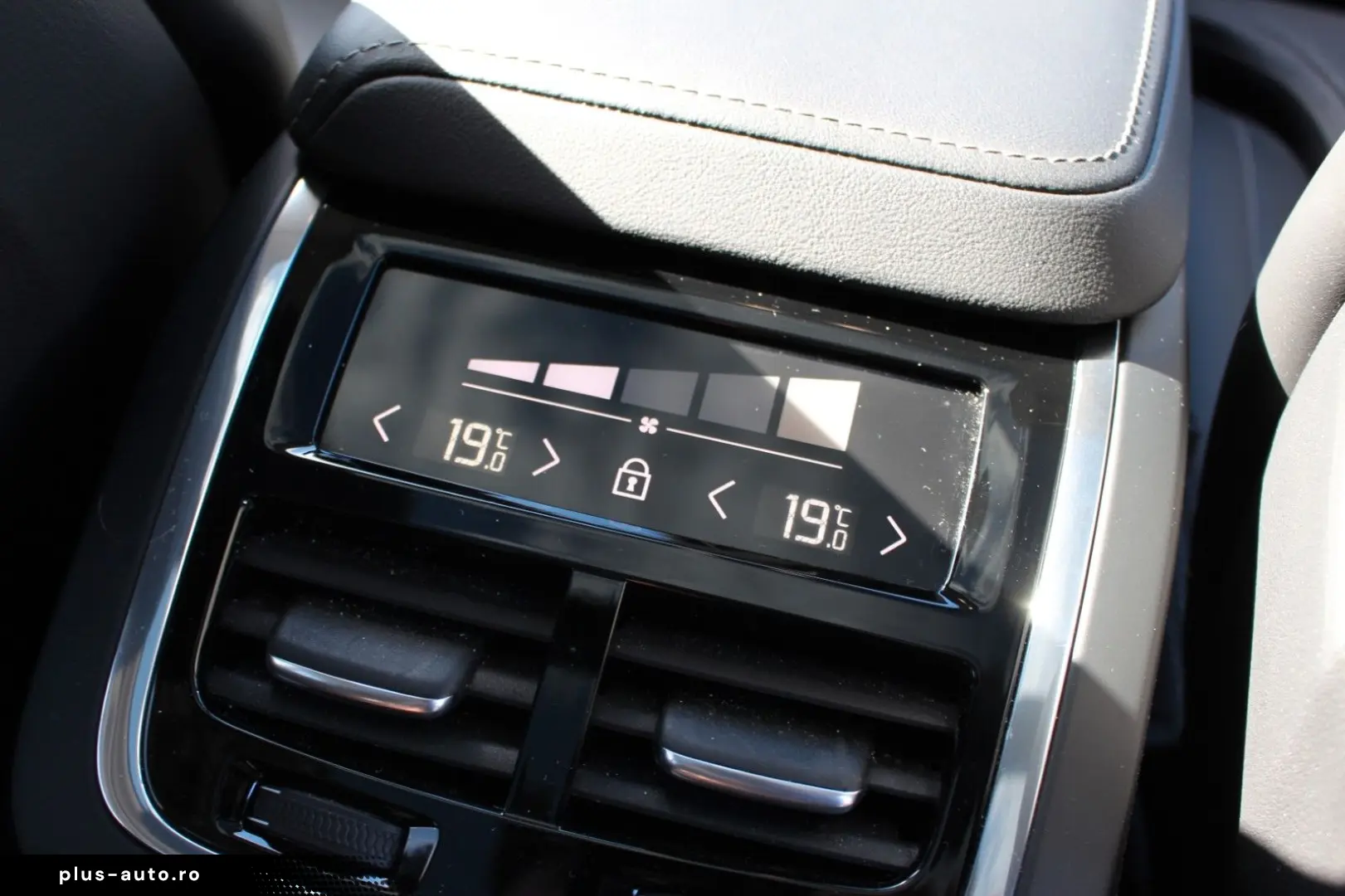 VOLVO XC60 B5 Petrol UltraDark Massage Bowers AirSusp Vent