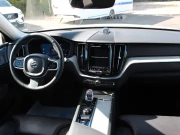 VOLVO XC60 B5 Petrol UltraDark Massage Bowers AirSusp Vent