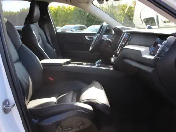 VOLVO XC60 B5 Petrol UltraDark Massage Bowers AirSusp Vent