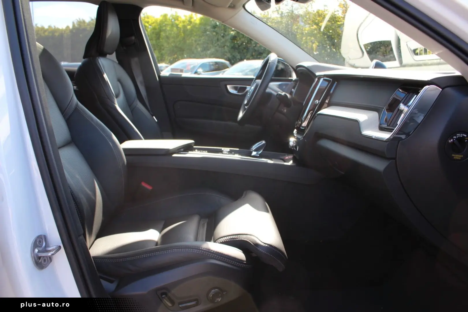 VOLVO XC60 B5 Petrol UltraDark Massage Bowers AirSusp Vent