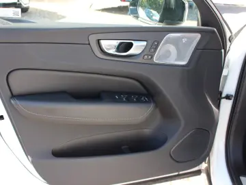 VOLVO XC60 B5 Petrol UltraDark Massage Bowers AirSusp Vent