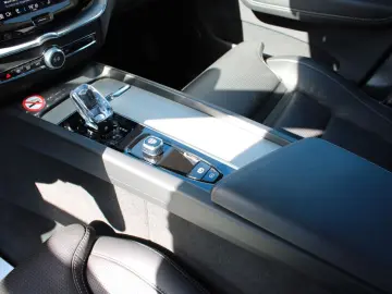 VOLVO XC60 B5 Petrol UltraDark Massage Bowers AirSusp Vent