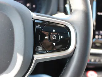 VOLVO XC60 B5 Petrol UltraDark Massage Bowers AirSusp Vent