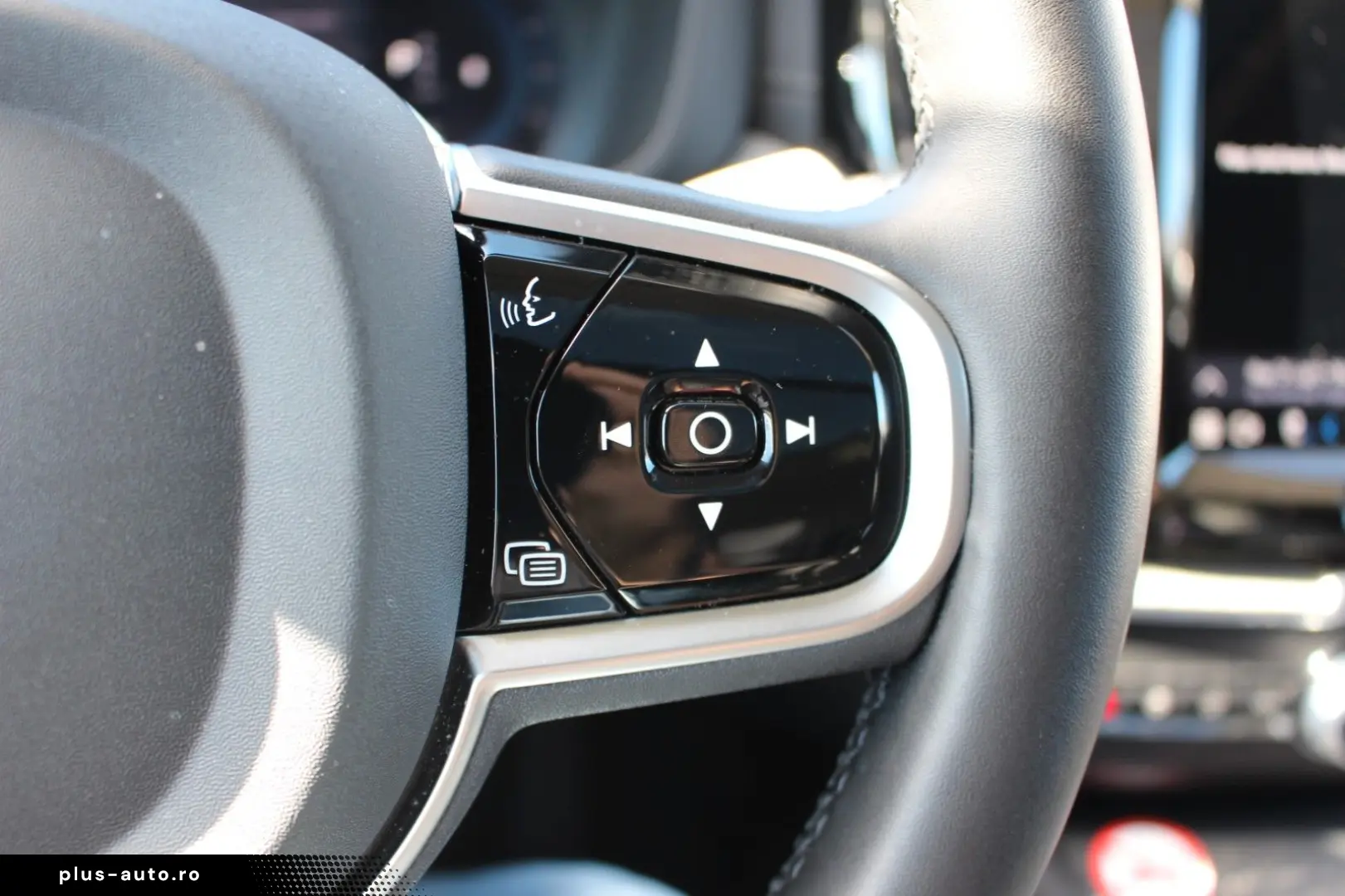 VOLVO XC60 B5 Petrol UltraDark Massage Bowers AirSusp Vent