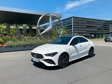 MERCEDES-BENZ CLA 250 e 360 KAMERA PANORAMA CARPLAY