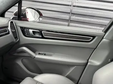 PORSCHE Cayenne GTS Coupe-HEAD UP-KAMINROT-1.HAND