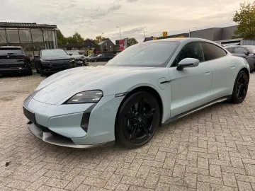 PORSCHE Taycan Turbo S Keramik Pano HUD Chrono 360 Bose