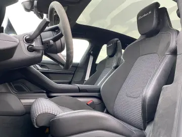 PORSCHE Taycan Turbo S Keramik Pano HUD Chrono 360 Bose