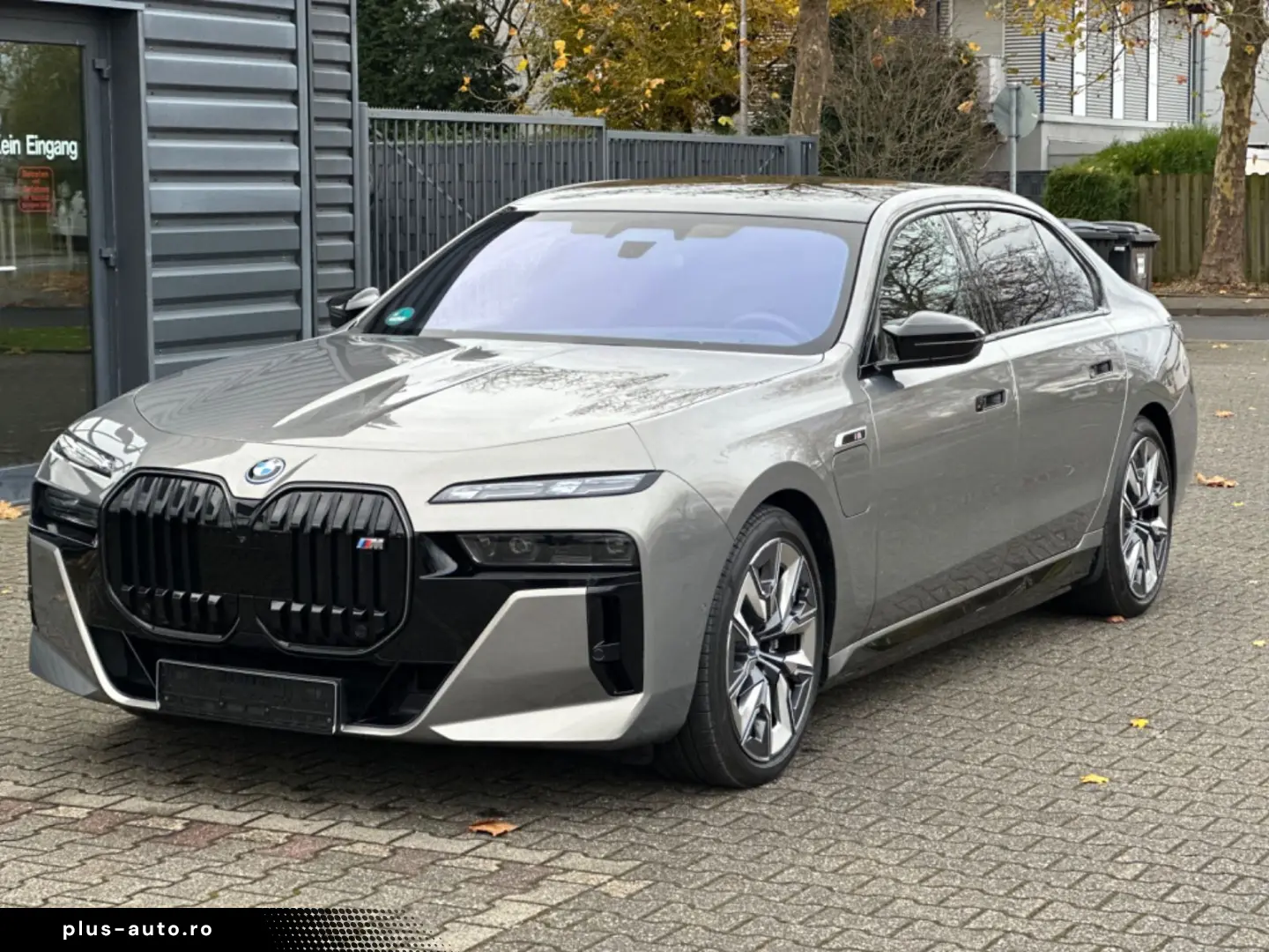 BMW M760e xDrive Fond Enter B&O SKY LOUNGE VOLLAUS