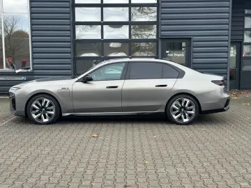 BMW M760e xDrive Fond Enter B&O SKY LOUNGE VOLLAUS