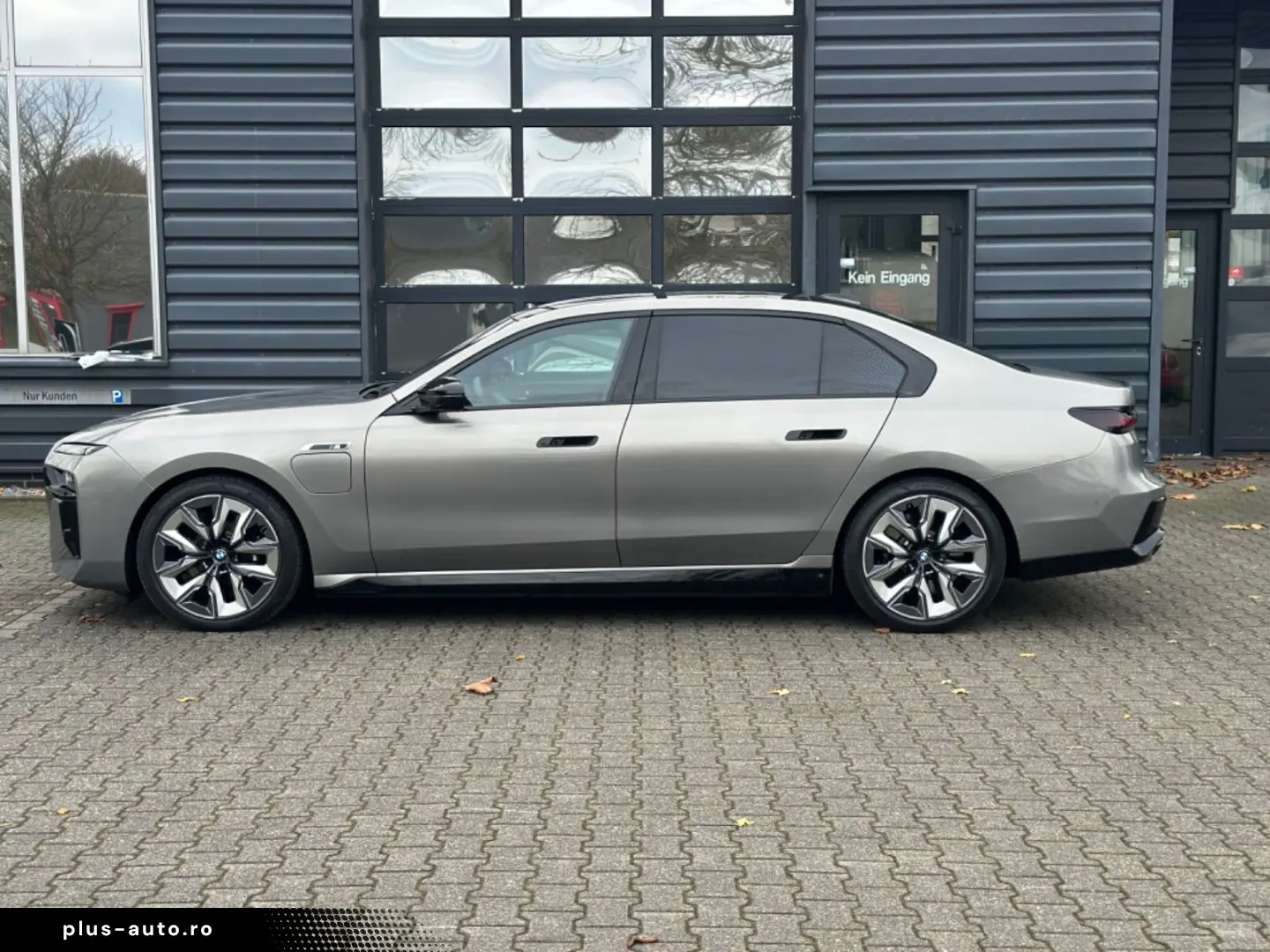 BMW M760e xDrive Fond Enter B&O SKY LOUNGE VOLLAUS