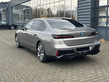 BMW M760e xDrive Fond Enter B&O SKY LOUNGE VOLLAUS