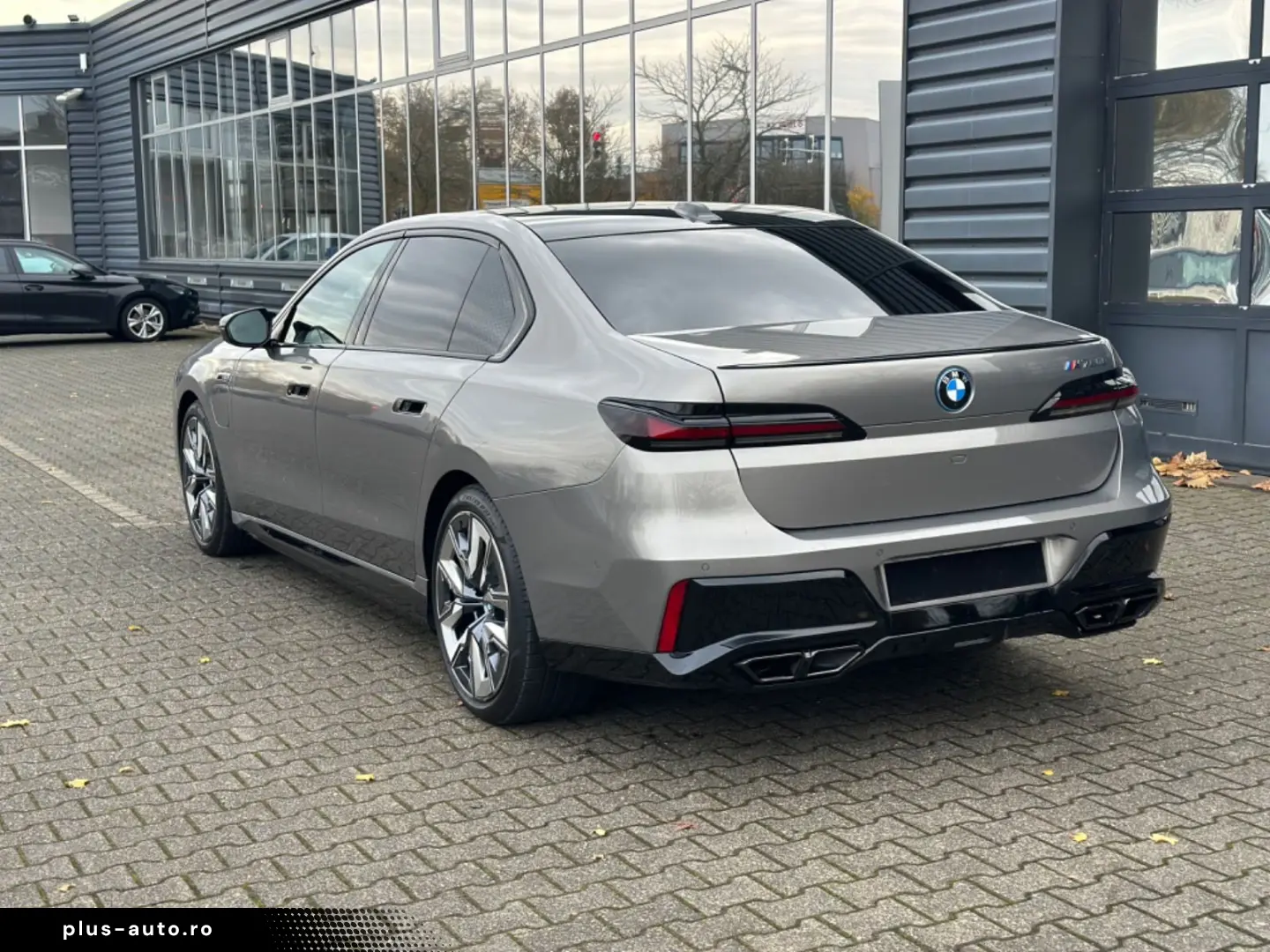 BMW M760e xDrive Fond Enter B&O SKY LOUNGE VOLLAUS