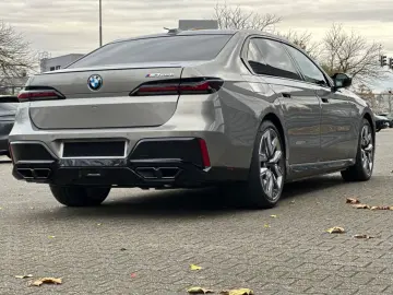 BMW M760e xDrive Fond Enter B&O SKY LOUNGE VOLLAUS