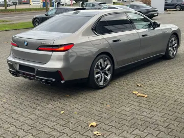BMW M760e xDrive Fond Enter B&O SKY LOUNGE VOLLAUS