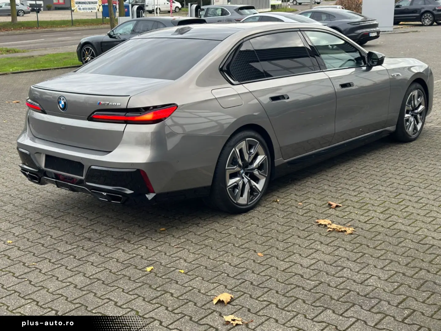 BMW M760e xDrive Fond Enter B&O SKY LOUNGE VOLLAUS