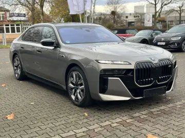 BMW M760e xDrive Fond Enter B&O SKY LOUNGE VOLLAUS