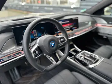 BMW M760e xDrive Fond Enter B&O SKY LOUNGE VOLLAUS
