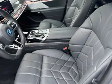 BMW M760e xDrive Fond Enter B&O SKY LOUNGE VOLLAUS