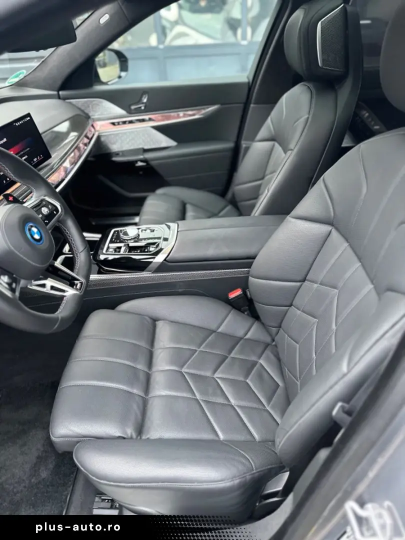BMW M760e xDrive Fond Enter B&O SKY LOUNGE VOLLAUS
