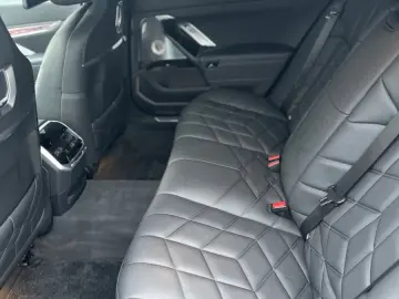 BMW M760e xDrive Fond Enter B&O SKY LOUNGE VOLLAUS